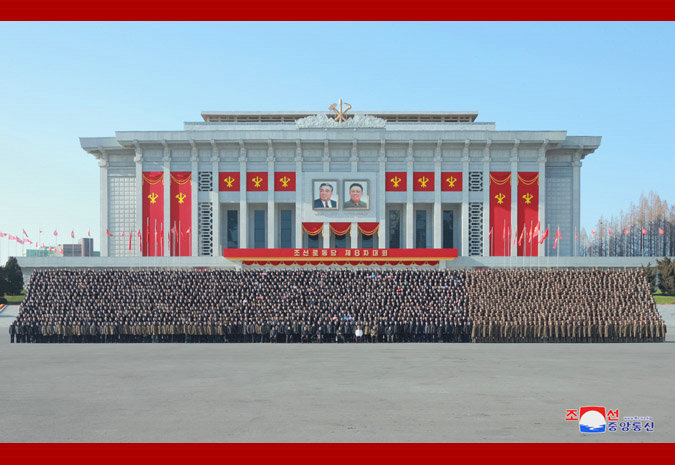 경애하는 김정은동지께서 조선로동당 제8차대회 방청자들과 력사적인 당대회장을 배경으로 기념사진을 찍으시였다.jpg