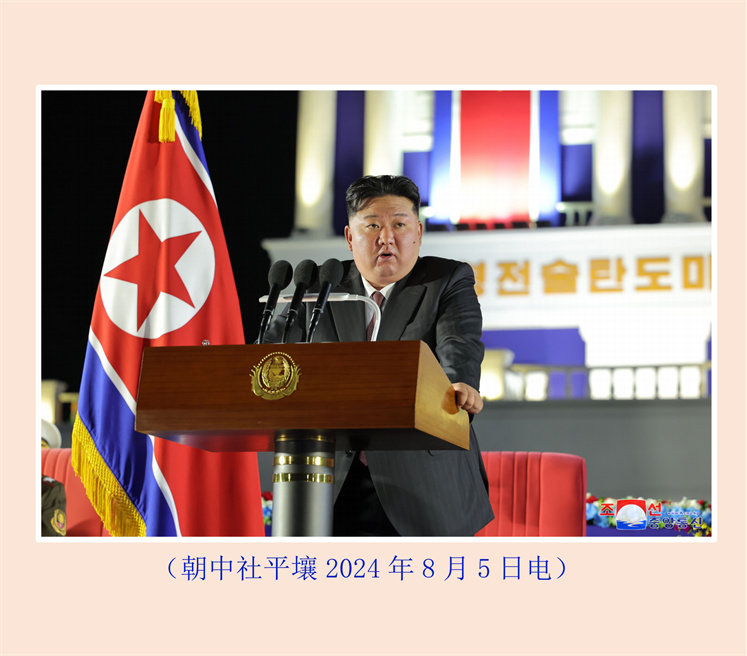 新型战术弹道导弹武器系统交接典礼隆重举行_08.jpg